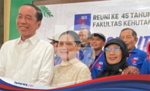 Tak Seragam, Tapi Tetap Bintang: Jokowi Tampil Sendiri Berbaju Putih di Reuni Fakultas Kehutanan UGM