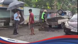 Respon Cepat, Anggota DPRD Dr. Syamsuriansyah Turun Langsung Tambal Jalan Berlubang