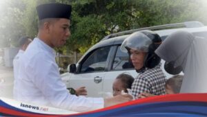 Kasat Reskrim Polres Bima Turun Langsung Bagikan Takjil ke Pengendara