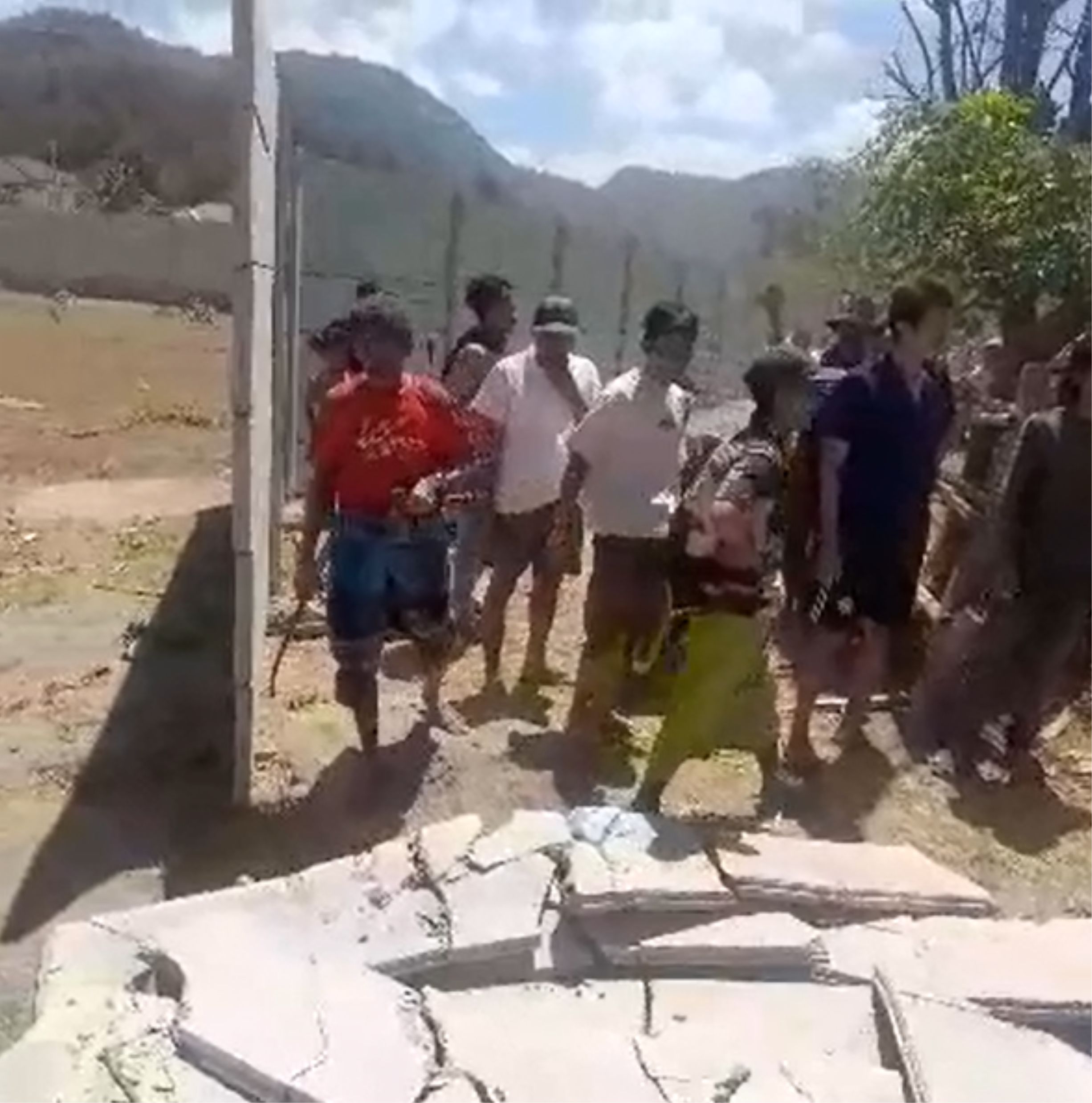Foto : Potongan Video pagar panel porak poranda dihancurkan warga
