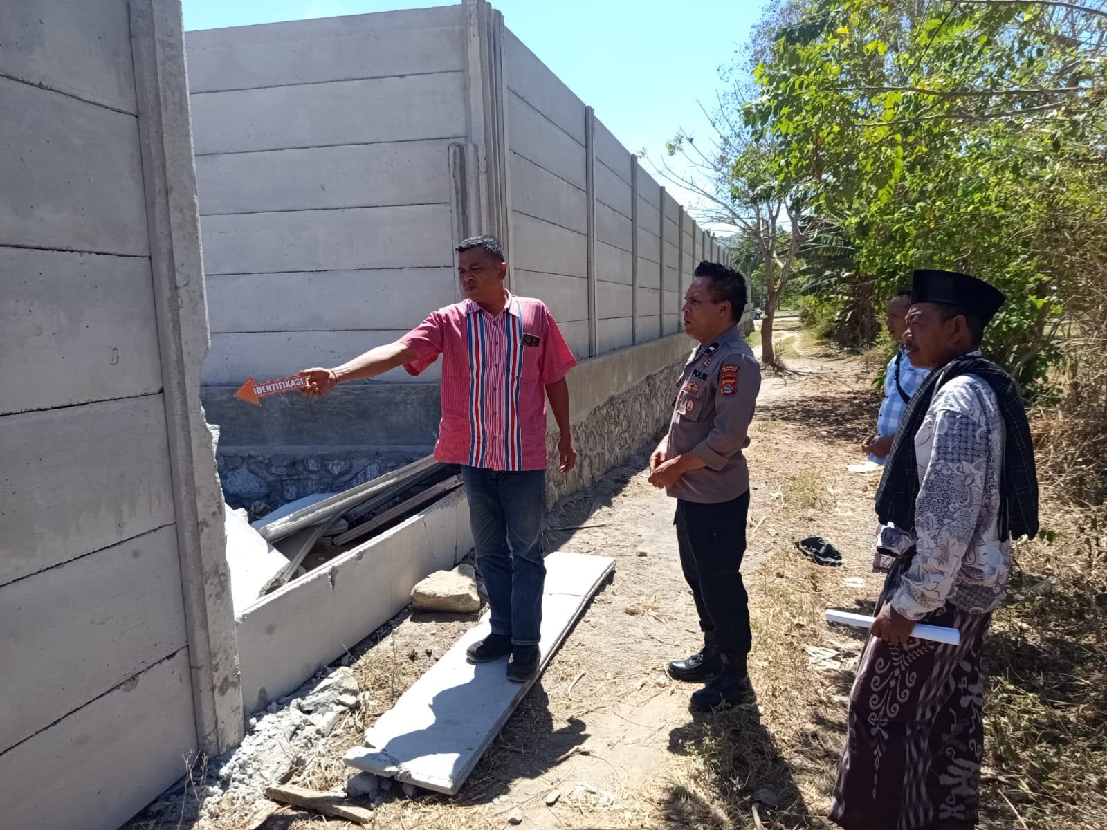Foto : Aparat kepolisian polsek Praya Barat melakukan investigasi kasus pengerusakan pagar panel yang terjadi pada tanggal 13 Agustus 2026